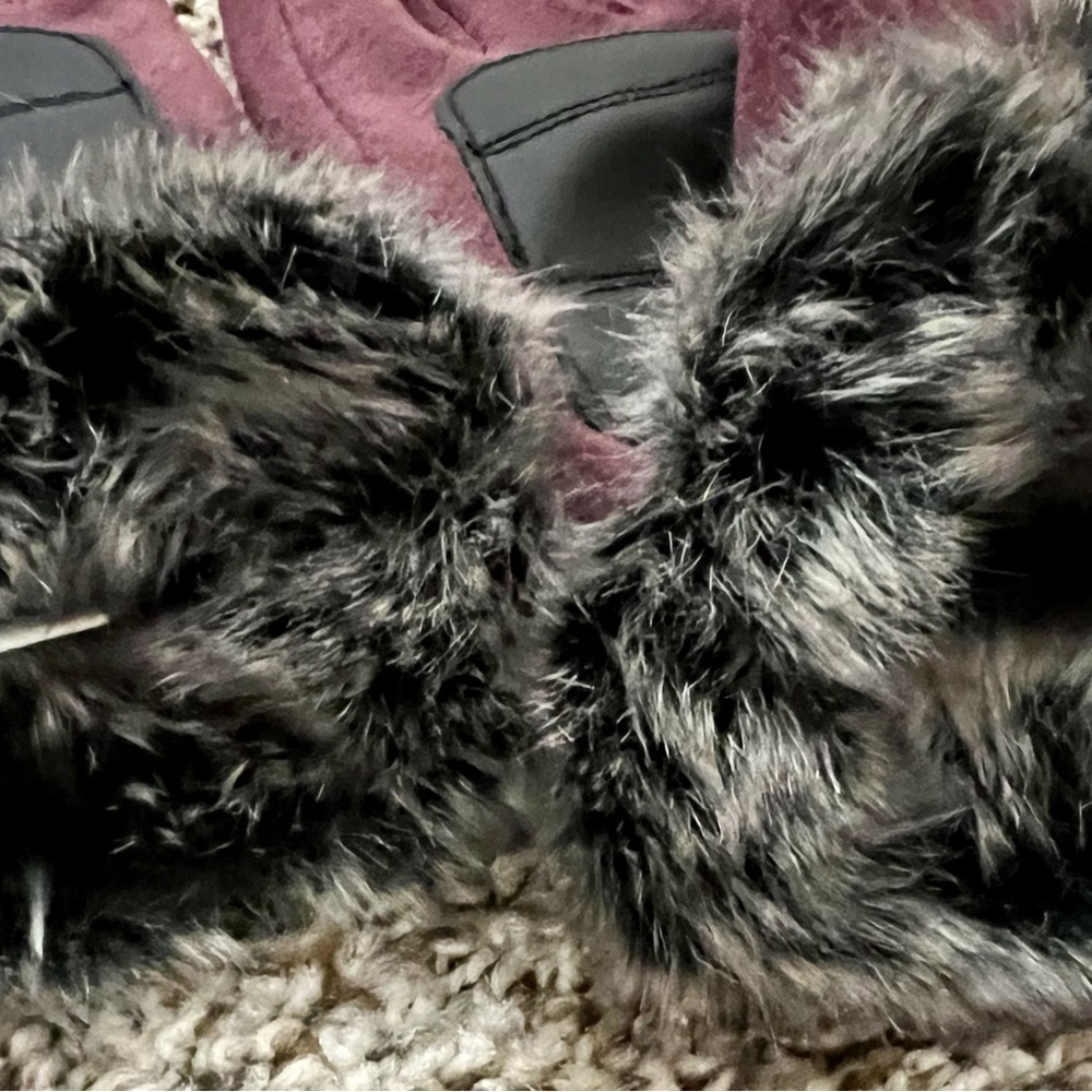 Women’s Columbia Burgundy Soft Fur Lined Gloves with grip.
